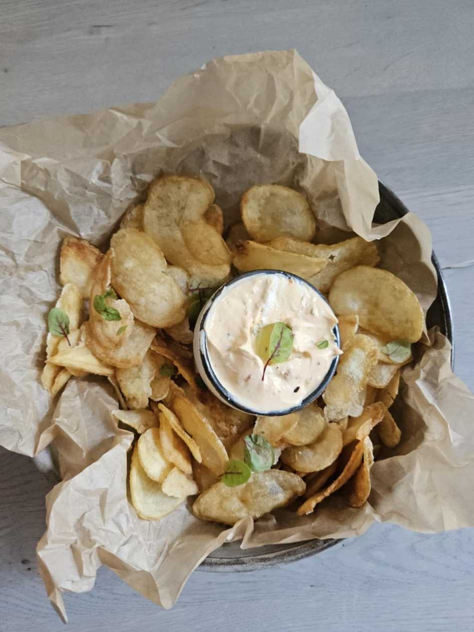"Višta puode" potato chips with cream cheese topping