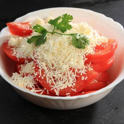 Salată de roșii cu telemea de vacă