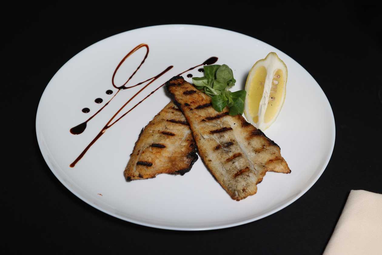 File lup de mare la gratar cu lamaie si sos de iaurt cu usturoi