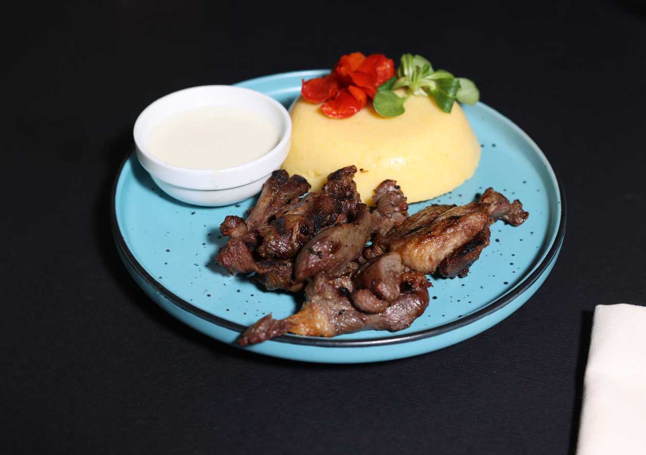 Pastramă de berbecuț la grătar, mămăligă și mujdei