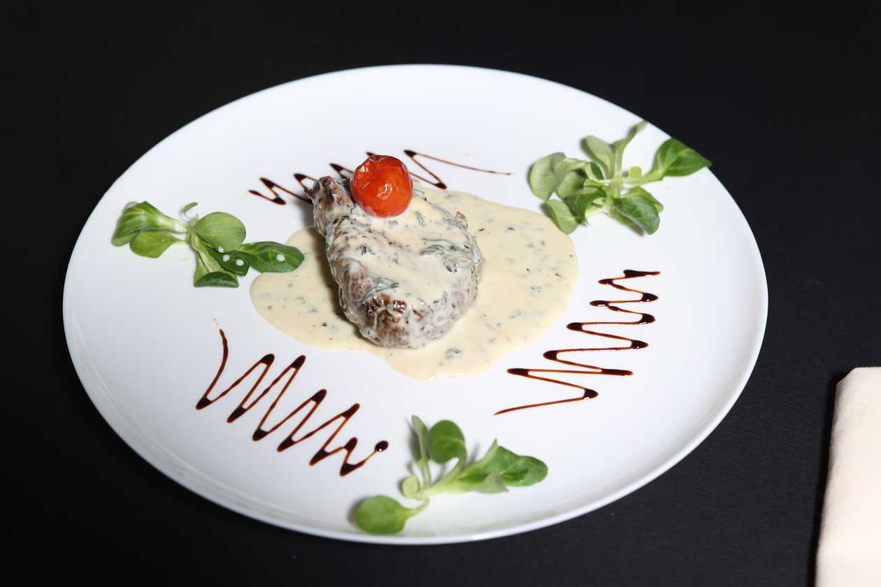 Mușchi de vită la grătar cu sos de branza cu mucegai