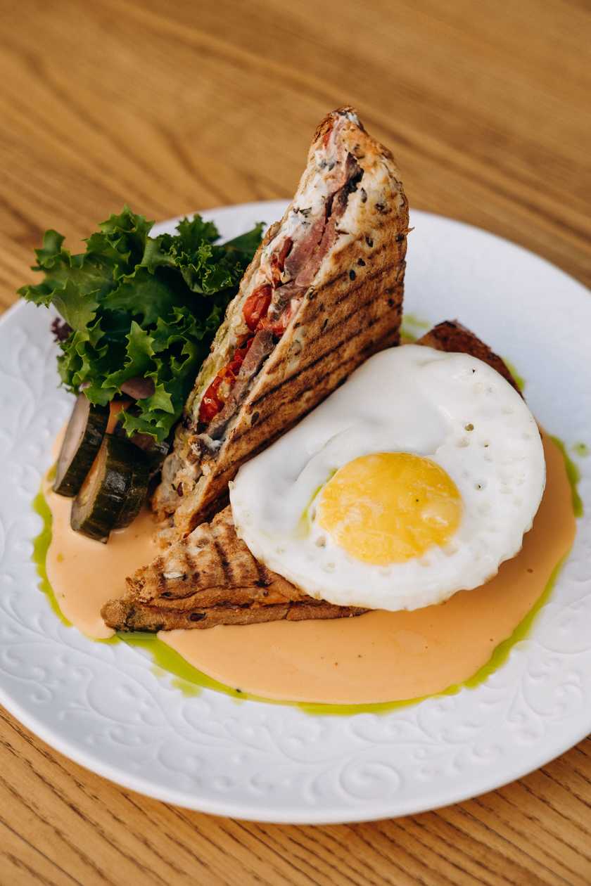 Croque Madame with roast beef and cheddar sauce