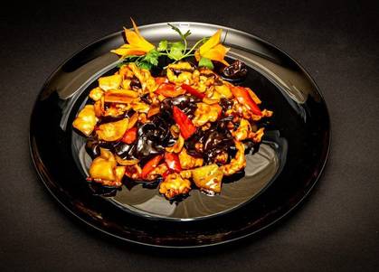 Vită cu Ardei Gras si Urechi de Lemn