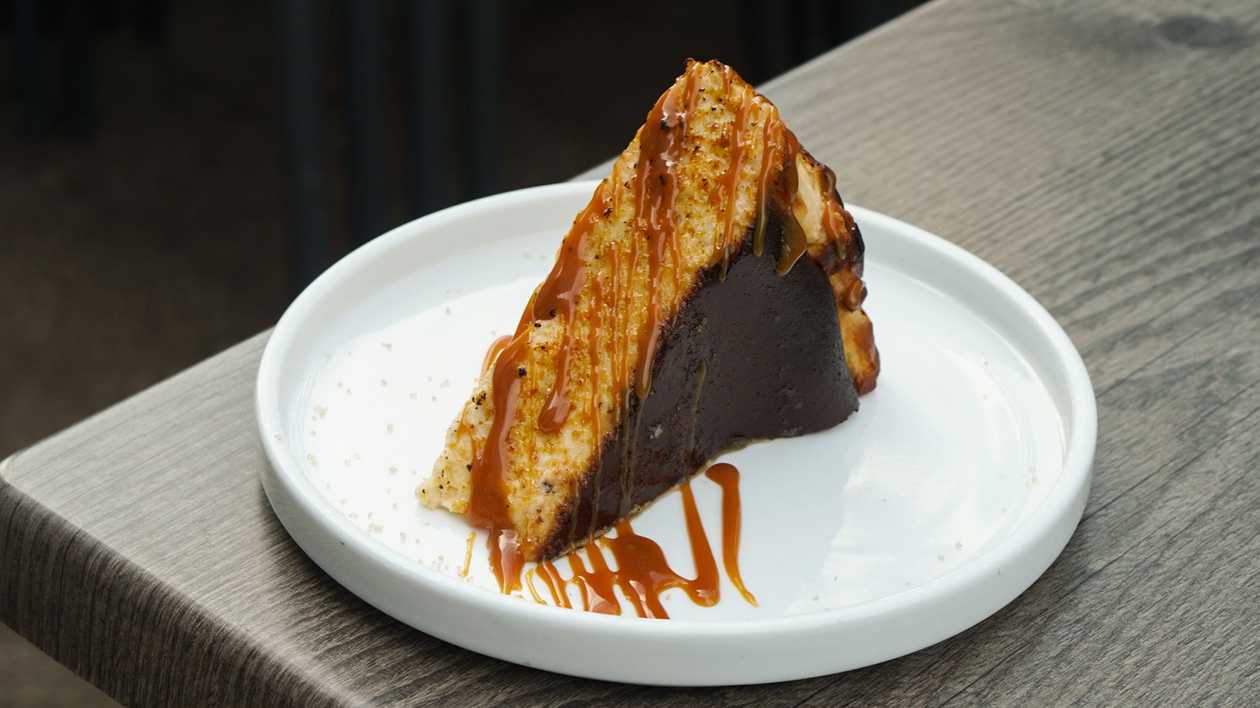 Basque cheesecake with caramelized bananas