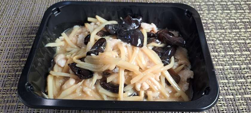 Pui cu Bambus si Urechi de Lemn