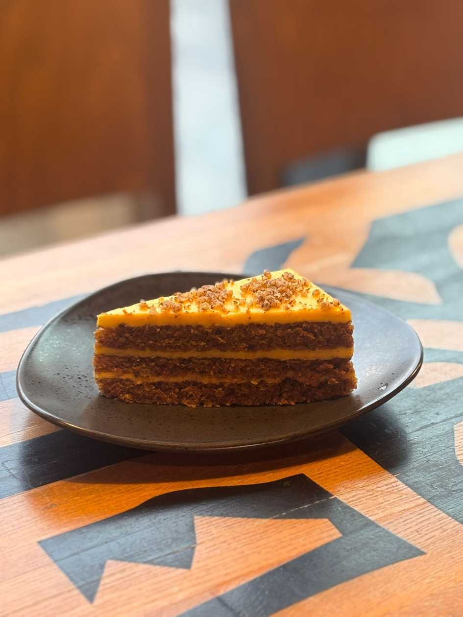 Tort cu Morcov și Cremă de Portocale