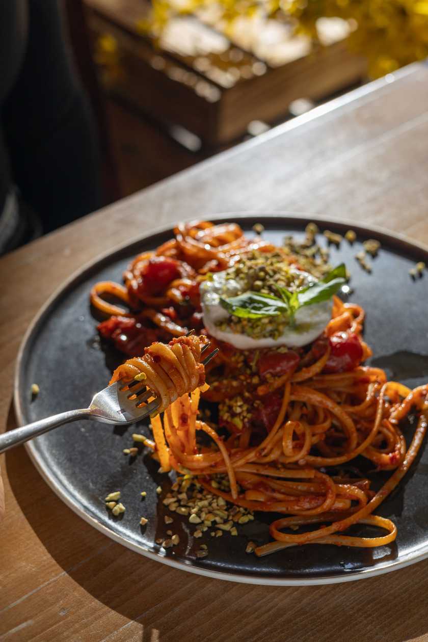 Linguine ai pomodorini con 'nduja, burrata e pistacchi