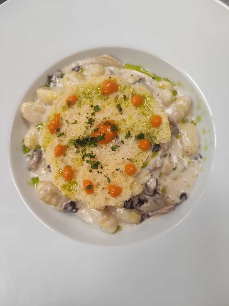 Gnocchi gorgonzola guanciale e radicchio.