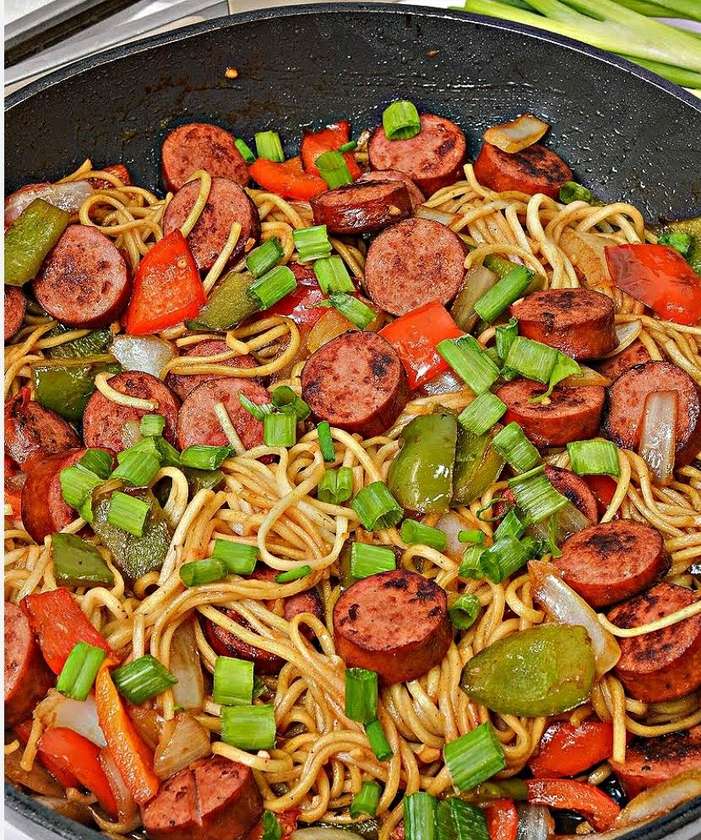 EGG ,SAUSAGE AND SMALL VEGETABLE   (PASTA,INDOMIE )