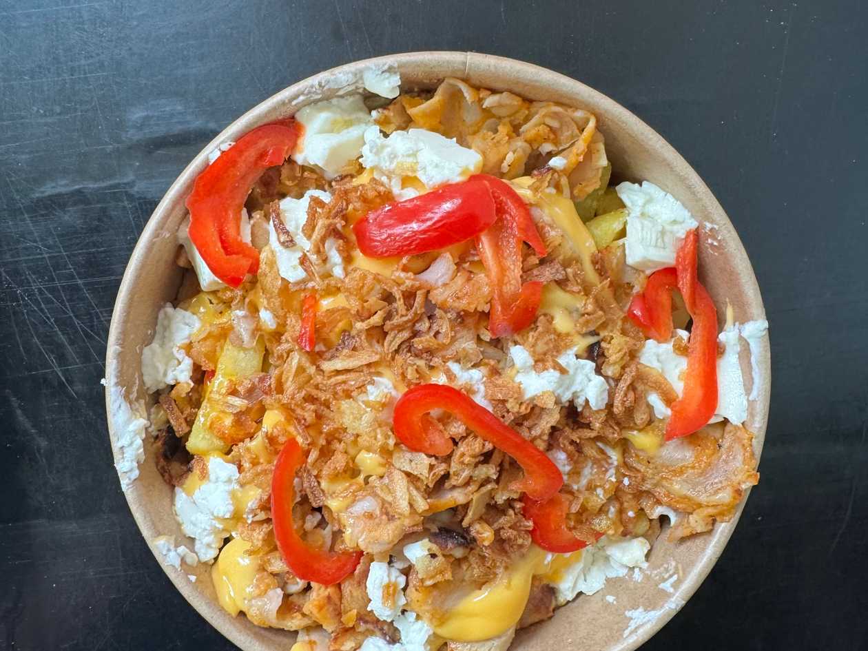 Cheder fries su mėsyte ir fetos sūriu