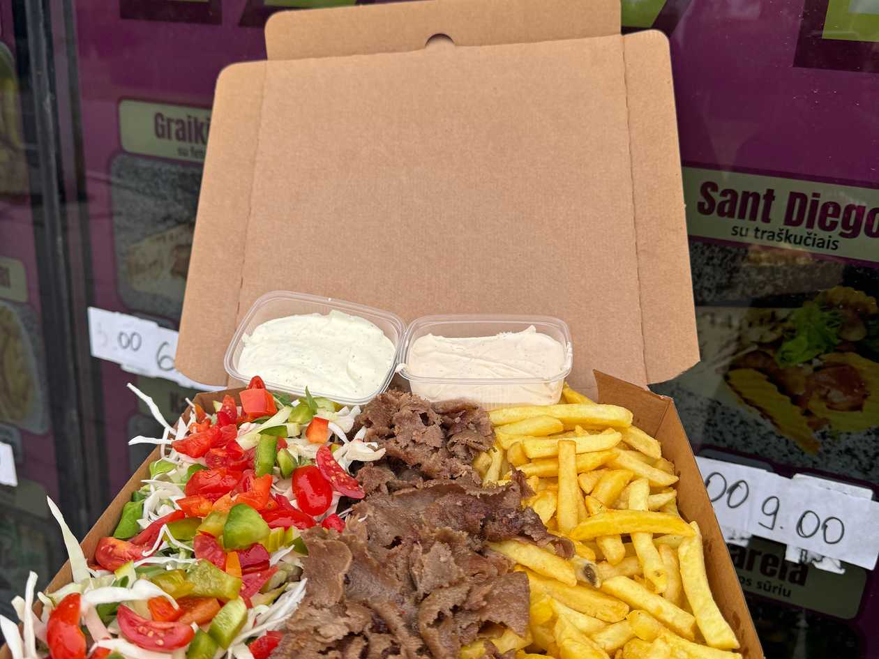 Šeimyninis kebabas picų dèźèje