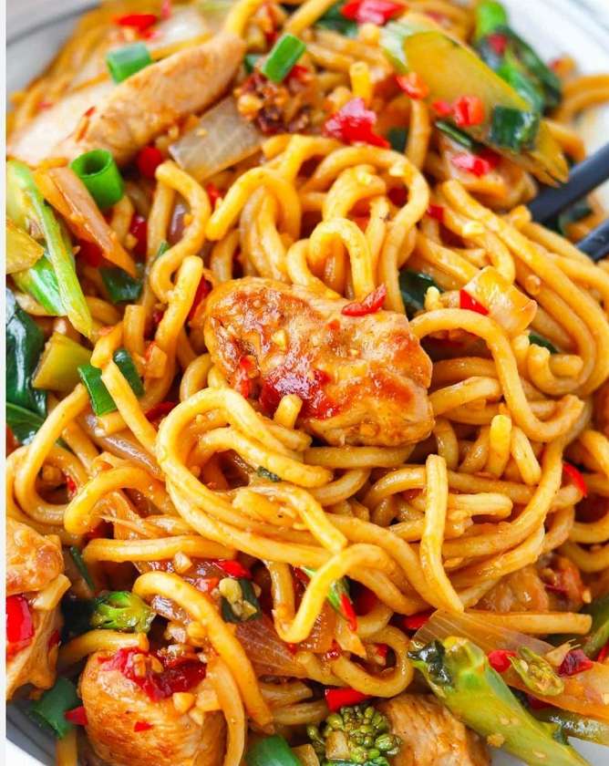 EGG ,SAUSAGE ,CHICKHEN AND VEGETABLE  (PASTA,INDOMIE )