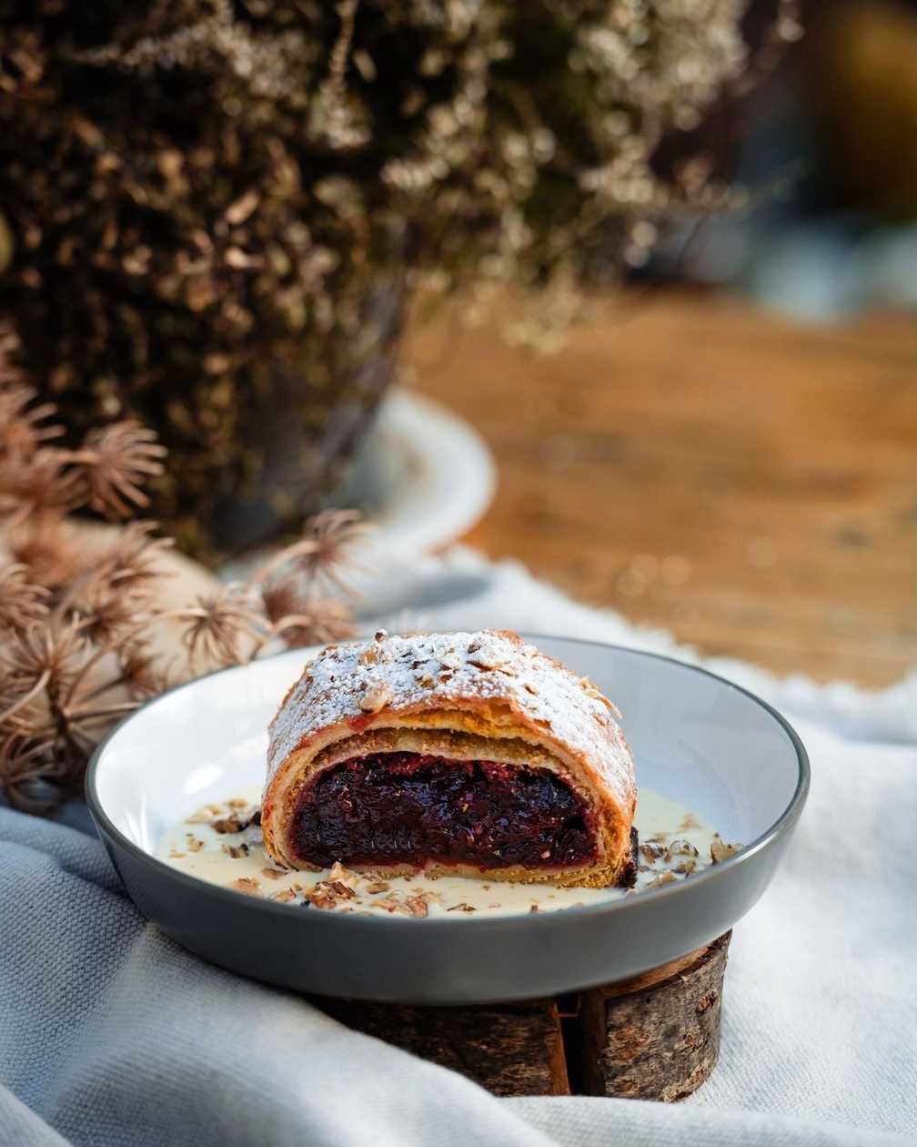 Strudel cu prune si nuci