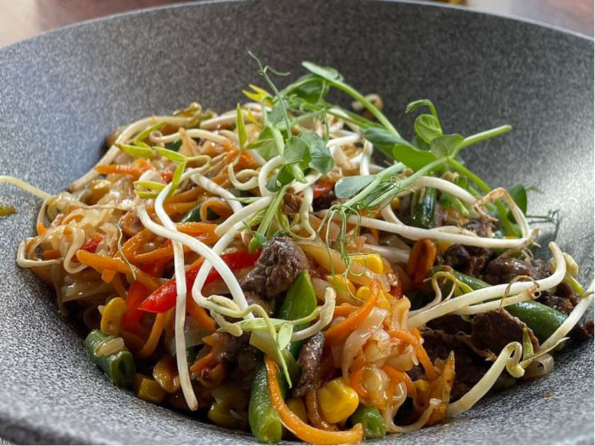 Pad Thai Rice Noodles with Veal in Oyster Sauce