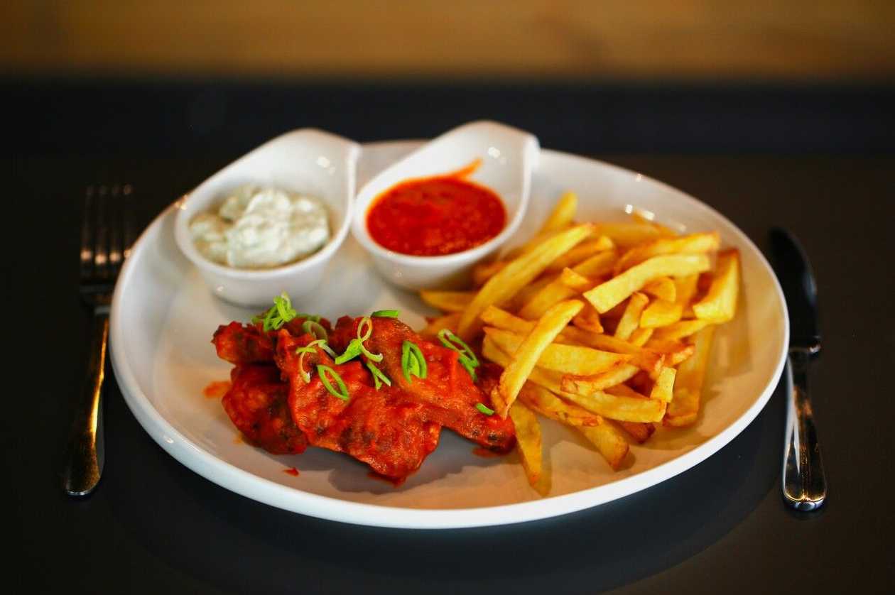 Chicken Wings with Bravas Sauce, Blue Cheese Dressing and French Fries 550gr