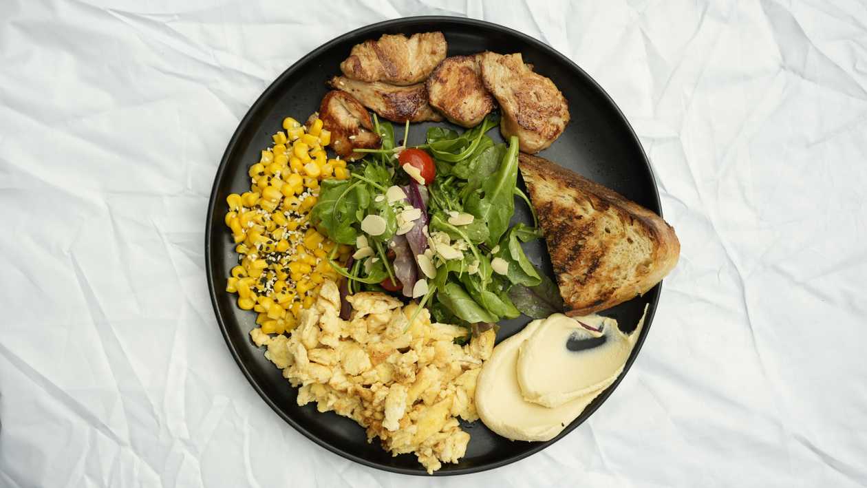 Scramble with Chicken Fillet and Hummus