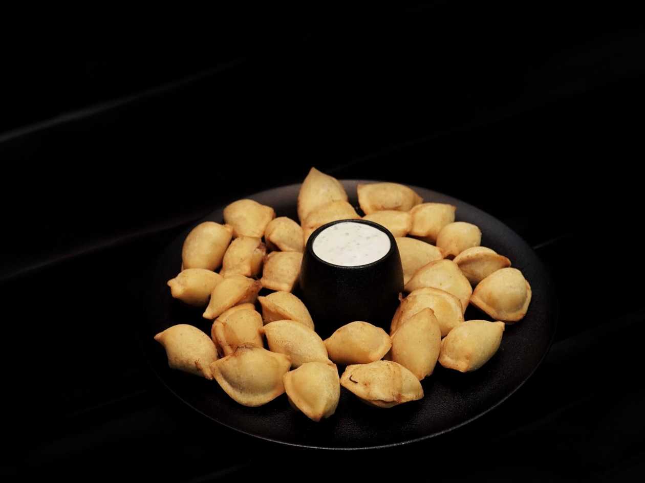 Gruzdinti koldūnai su česnakiniu padažu