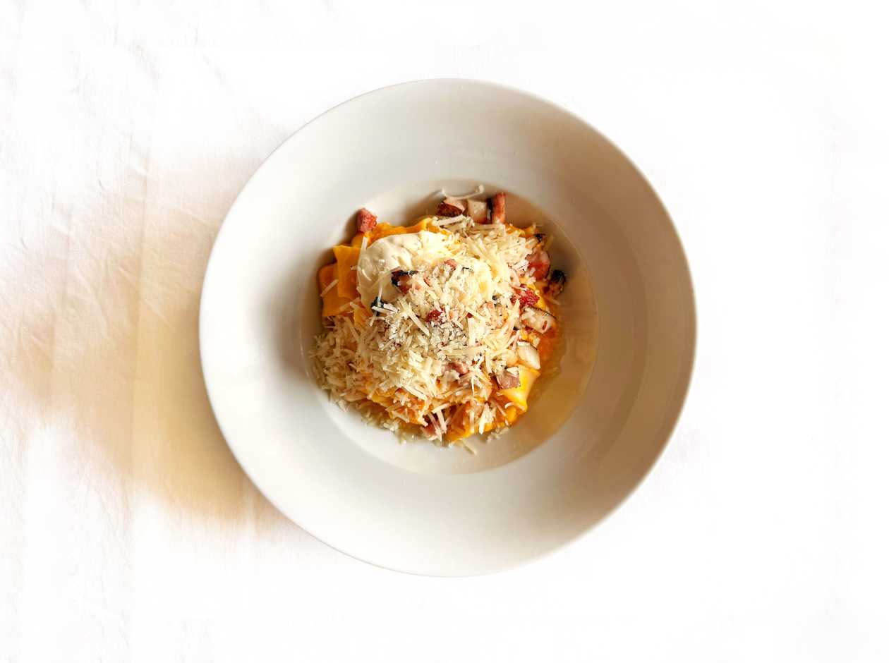 Rigatoni with roasted pepper sauce with chicken and Gr. Padano cheese