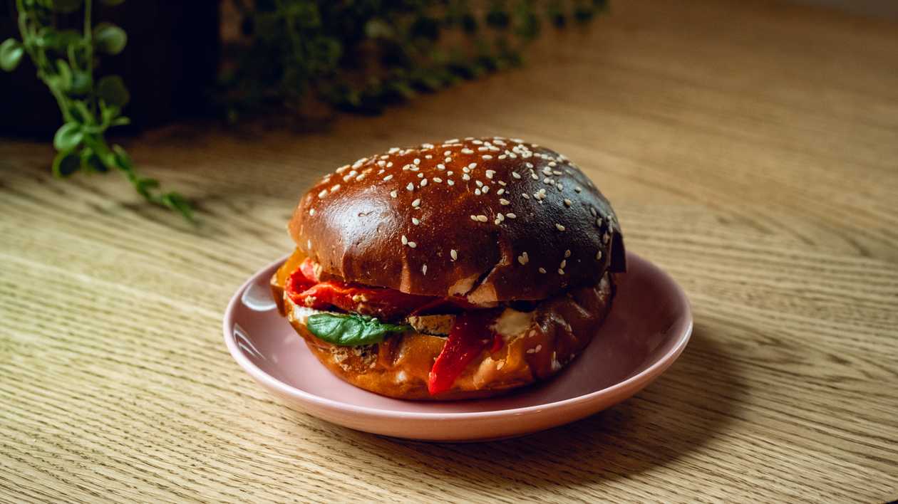 Pretzel bun with tofu cheese 170g (vegetarian)