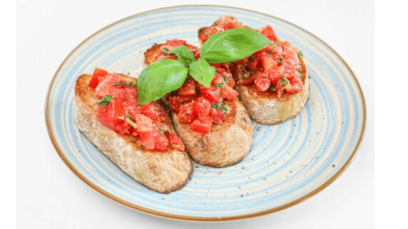 Bruschetta z pomidorami, czosnkiem i świeżą bazylią