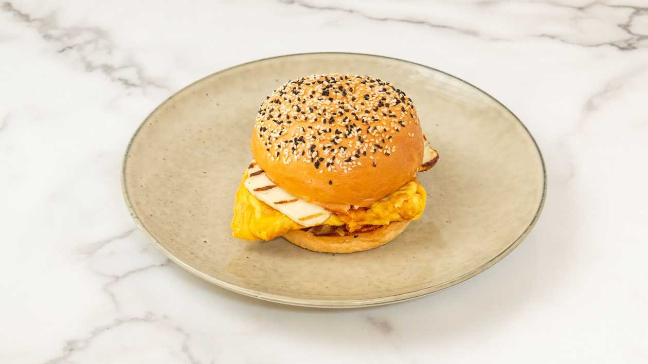 Бриошь с омлетом и острым медом