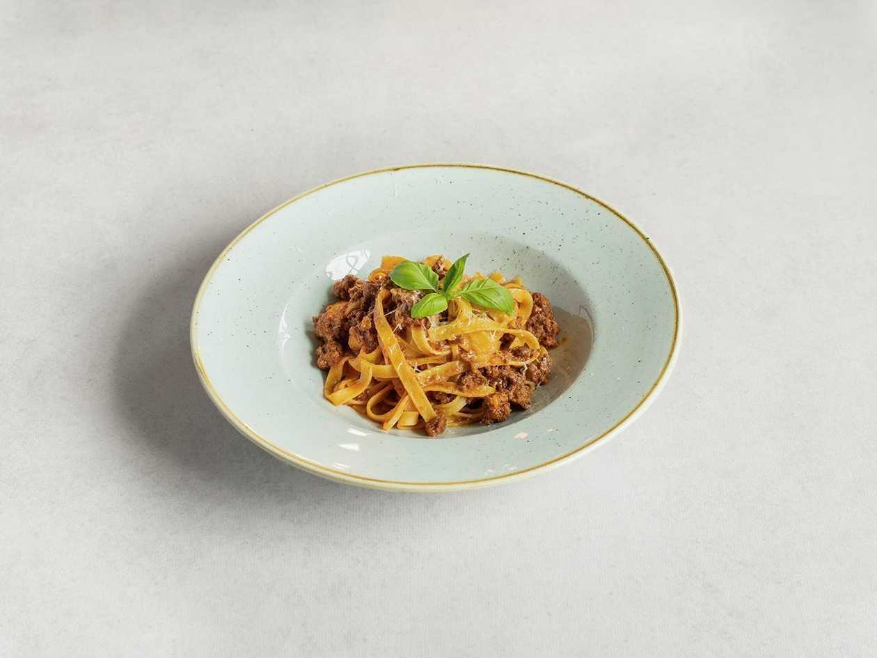 Spaghetti with meat ragú