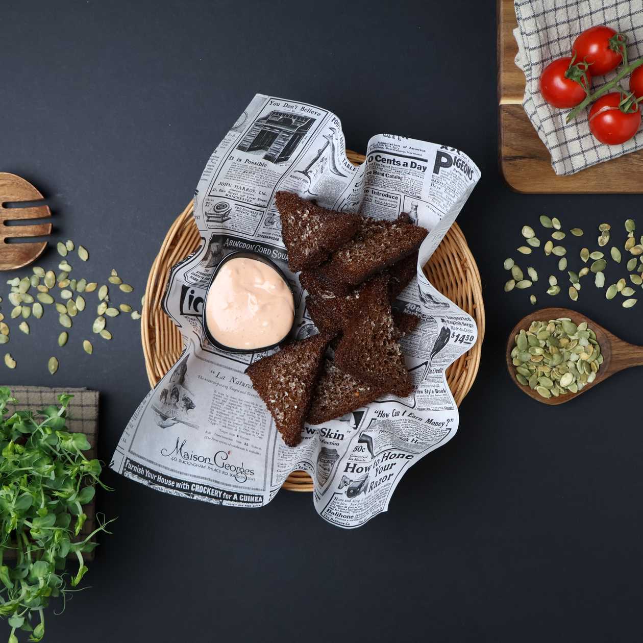 Rye-bread garlic toasts with sauce