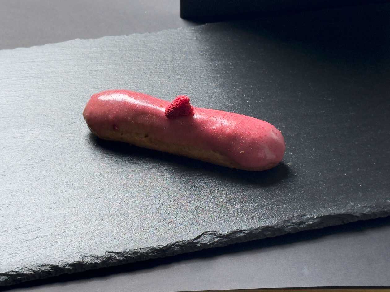 Raspberry éclair