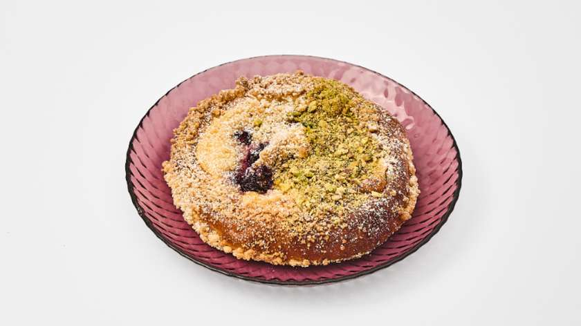 Yeast bun with blackberry and pistachio