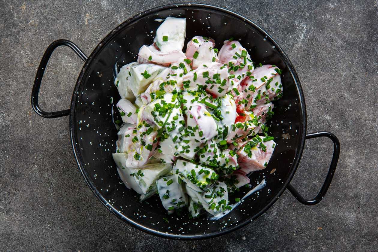Värske tomati-kurgi-redisesalat hapukoorega