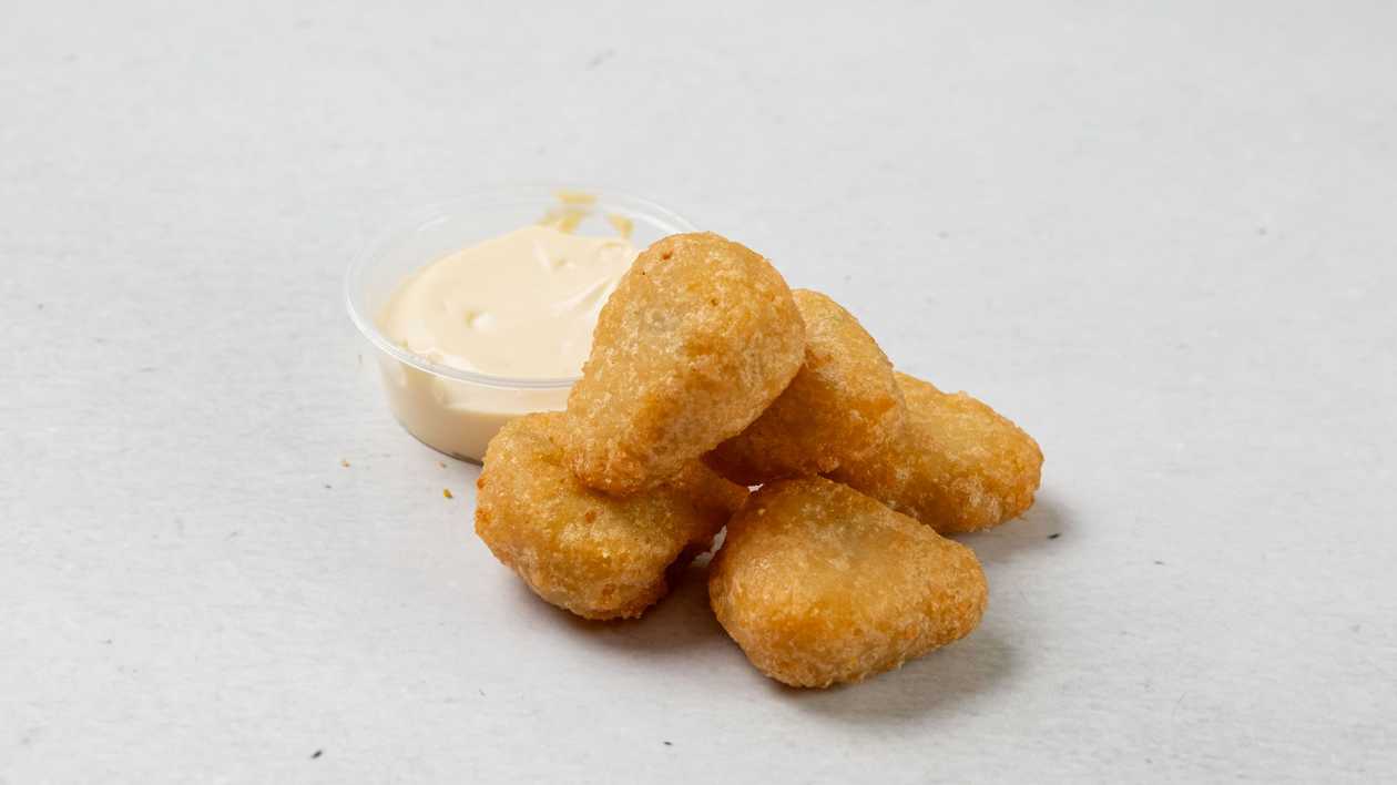 Chedarové nugety s jalapeňos, aioli