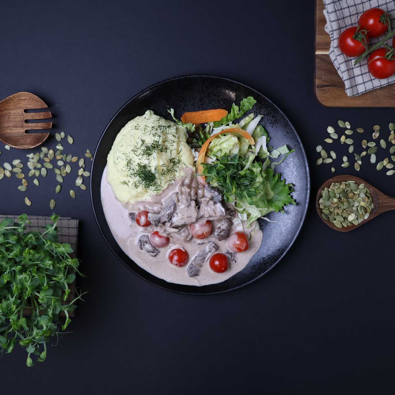 Stroganoff in wine sauce with tomatoes