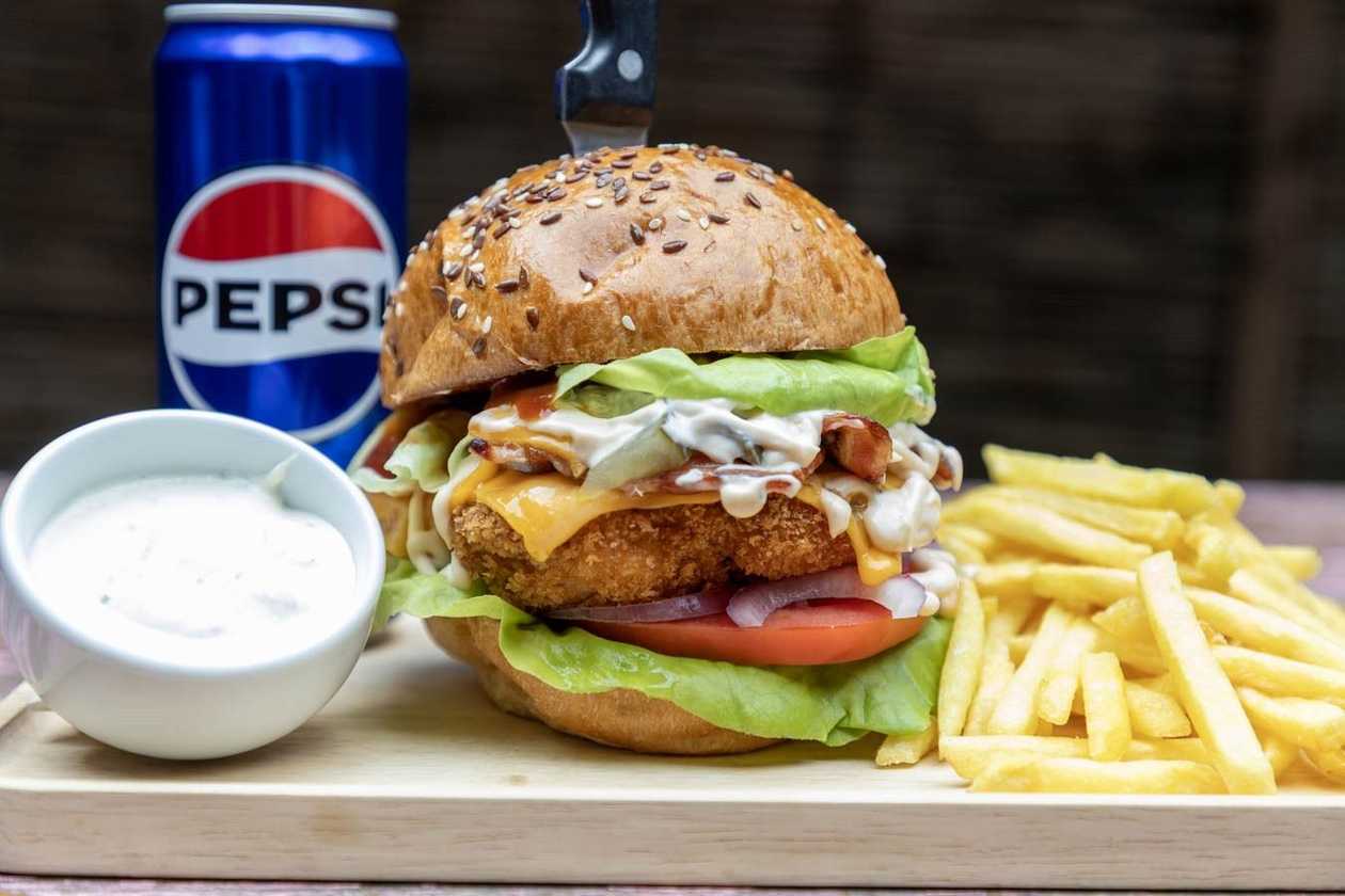 Chicken Burger Meal (incl. Fries + Sauce + Soft Drink)