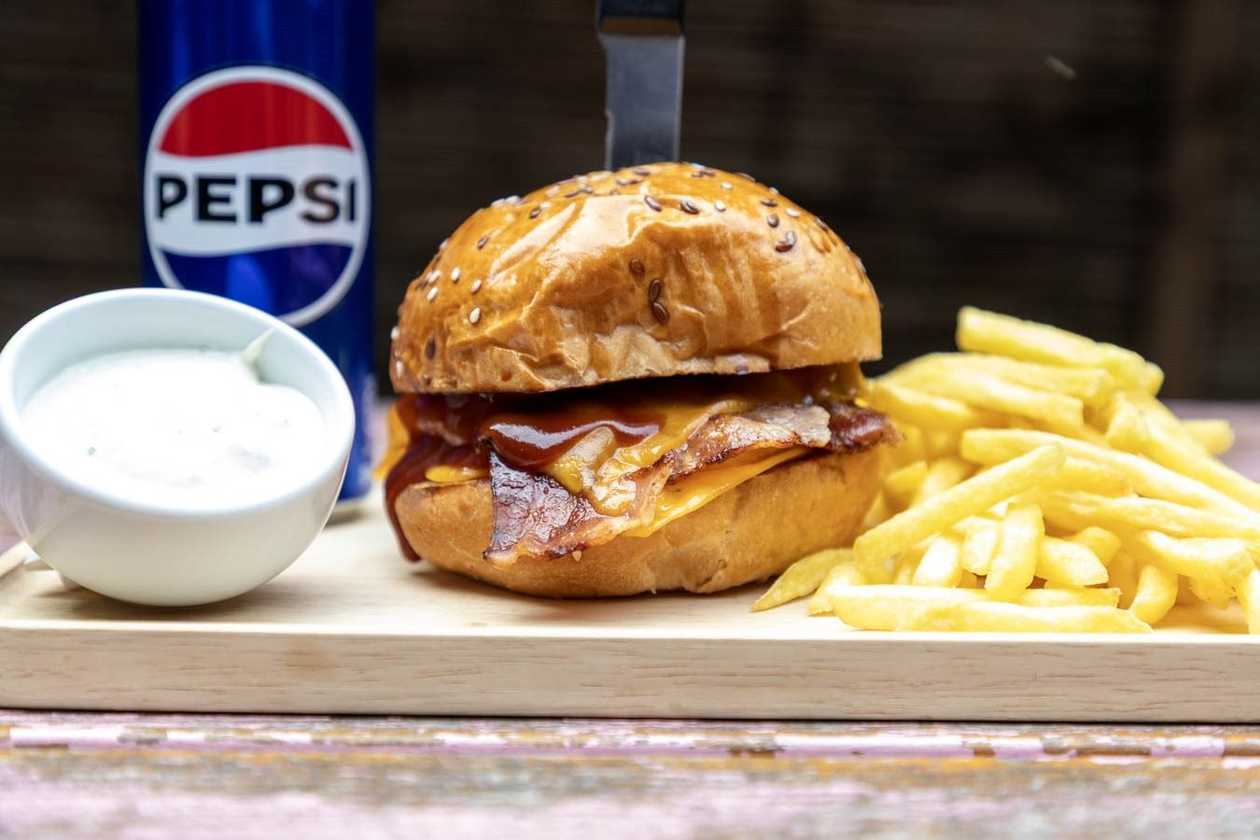 Cheeseburger Meal (incl. Fries + Sauce + Soft Drink)