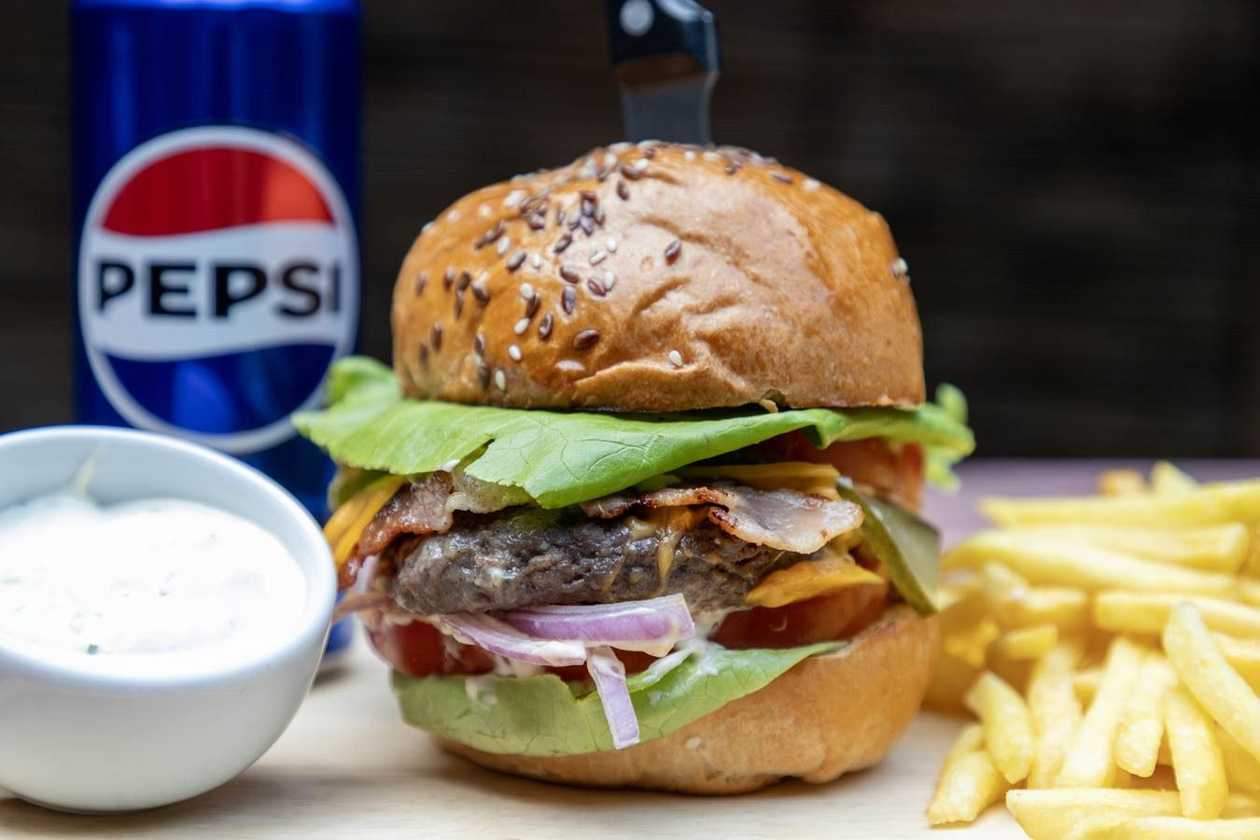 Classic Burger Menu (incl. Fries + Sauce + Soft Drink)