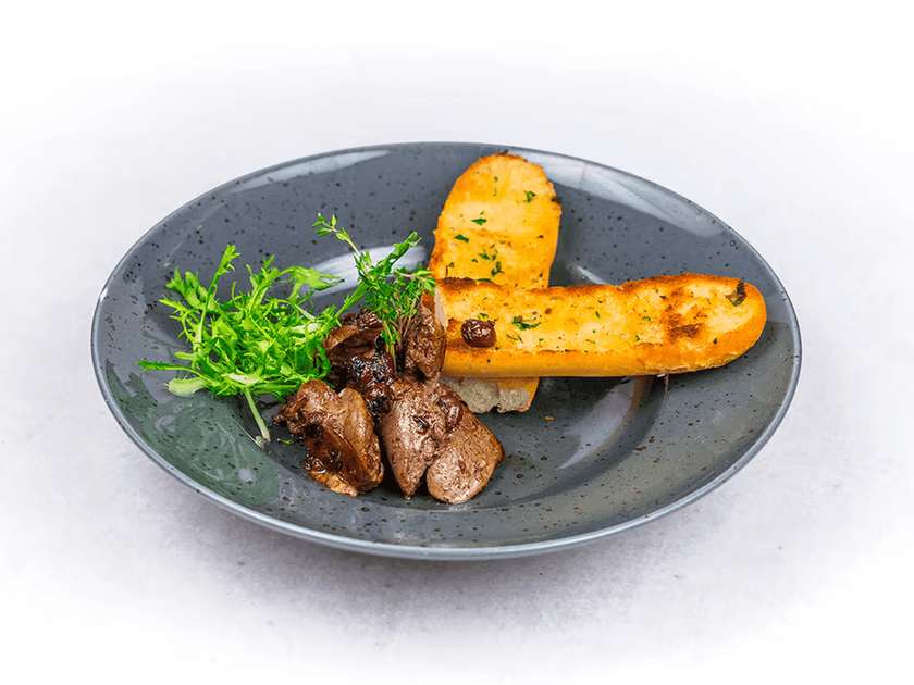 Chicken livers in wine with red onion and toasted bread roll