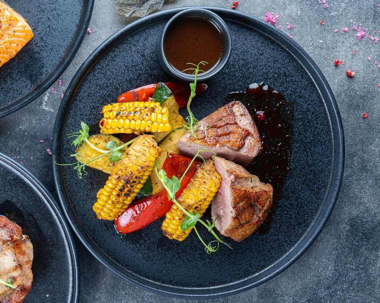 Pardi rinnafilee hooajaliste köögiviljade ja maisiga, veinakaste