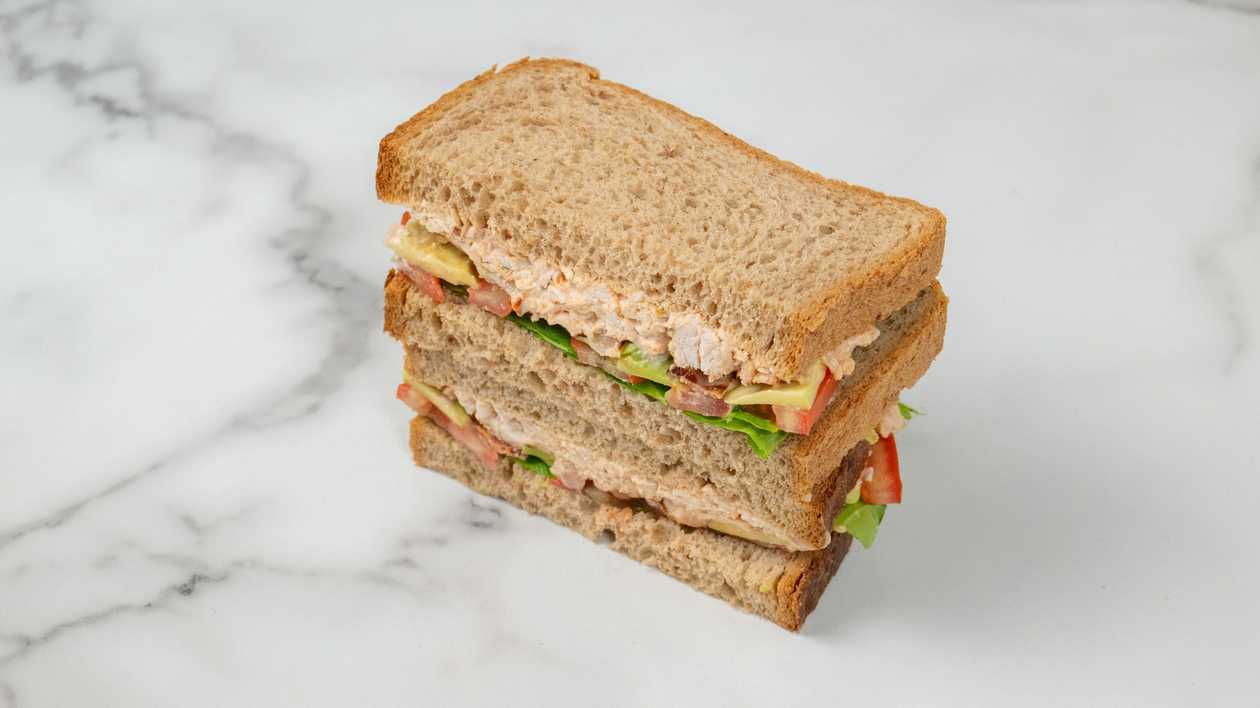 Сэндвич с курицей и авокадо