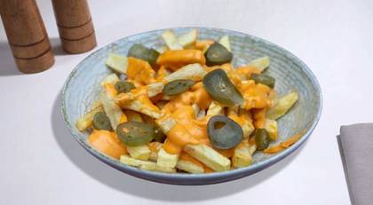 French Fries with Cheddar and Jalapeño Sauce 250 Gr.