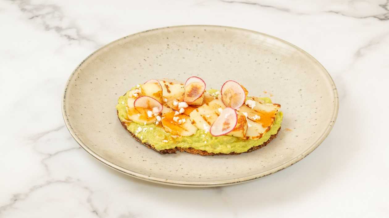 Тост с авокадо, халлуми и острым медом