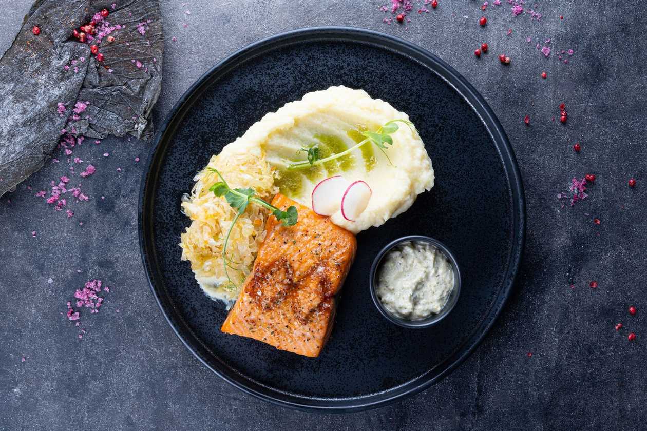 Forellifilee steik kartuli-selleripüreega, praetud hapukapsas, kappari ja mädarõikaõli