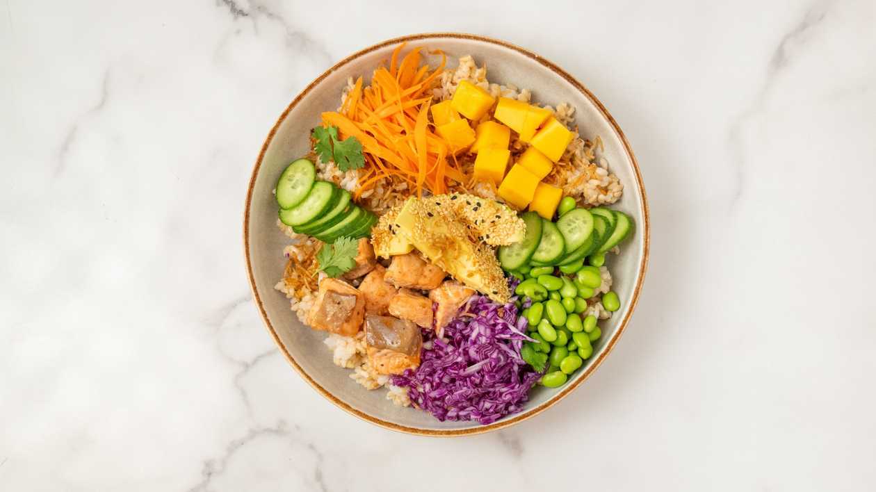 Поке боул с лососем в остром меду