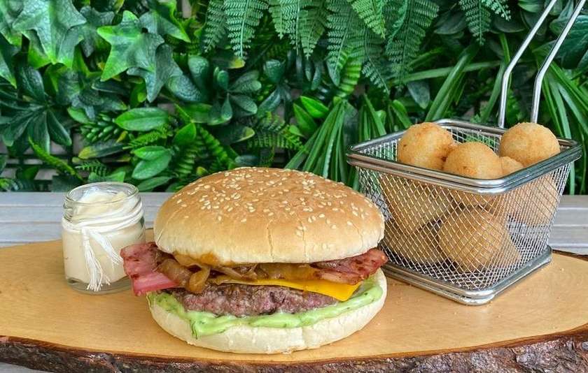 🎁 2x1 - Classic Bacon Burger + 6 Pizza Pillows