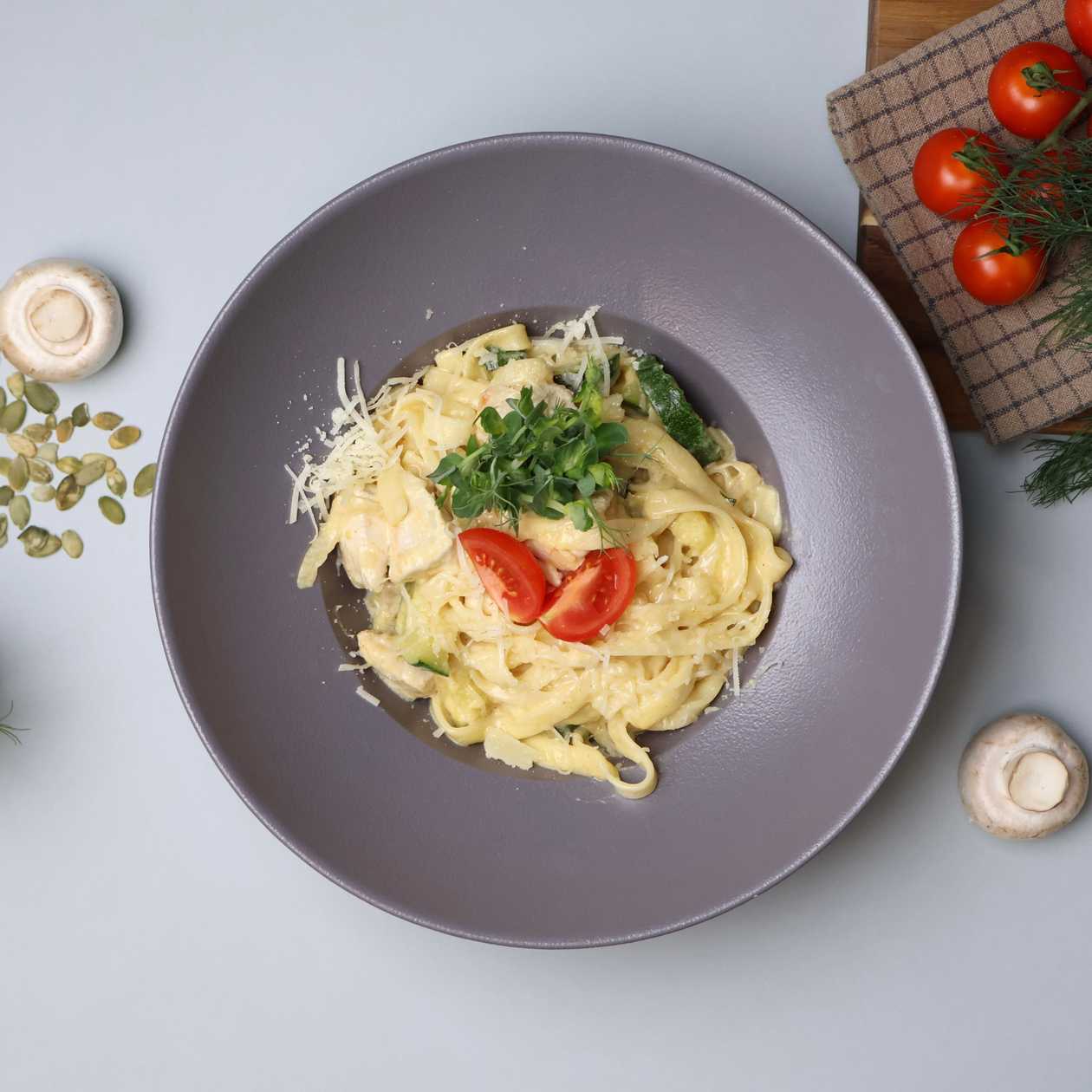 Pasta with chicken in cream sauce