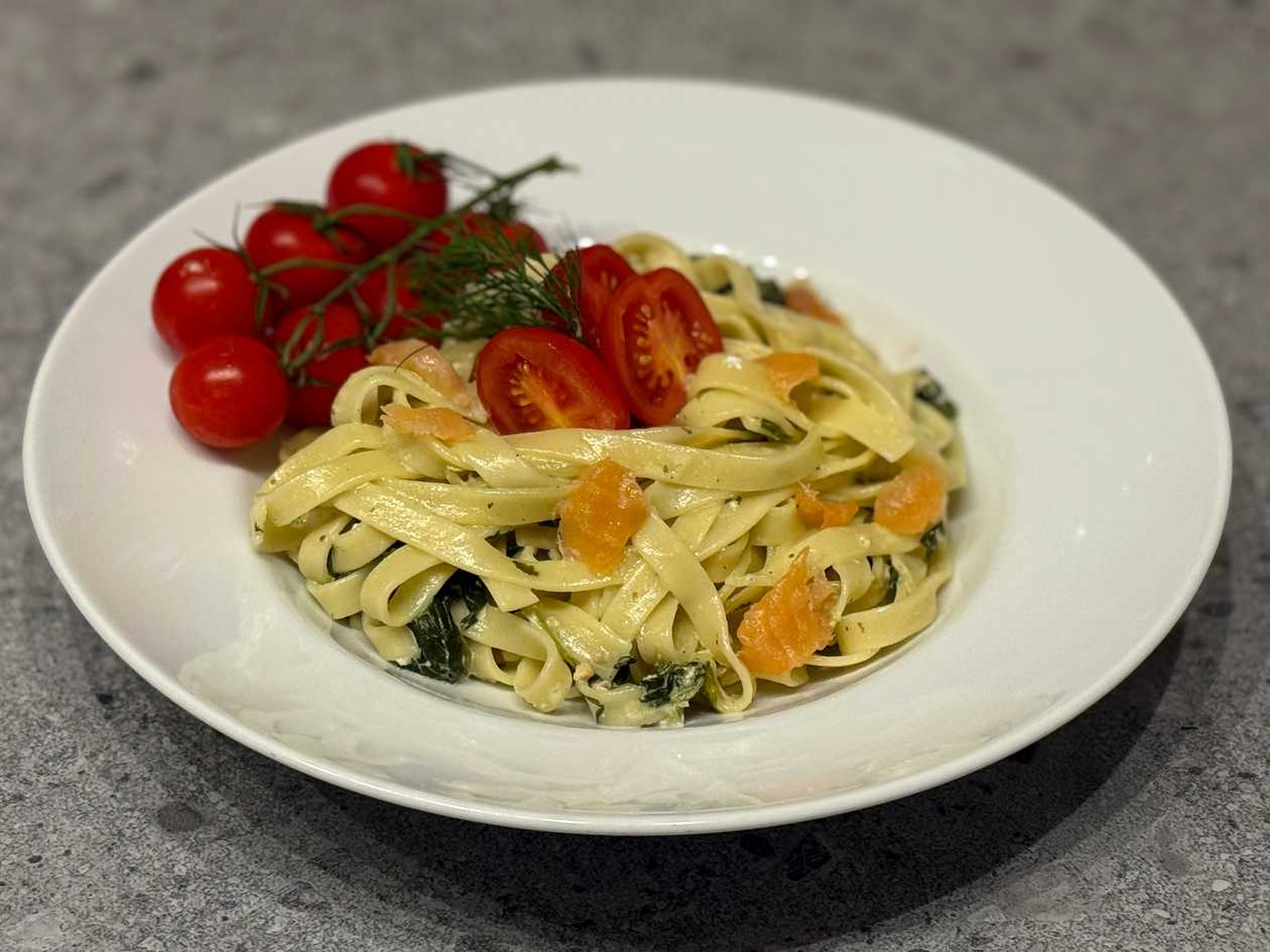 Tagliatelle z wędzonym łososiem