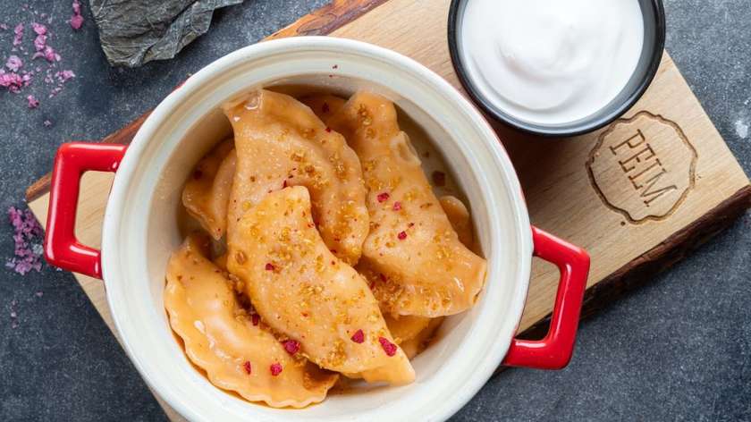 Varenikud hooaja õunte ja kaneeliga