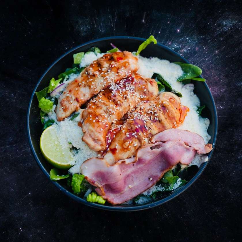 Cezario salotos su grill vištiena