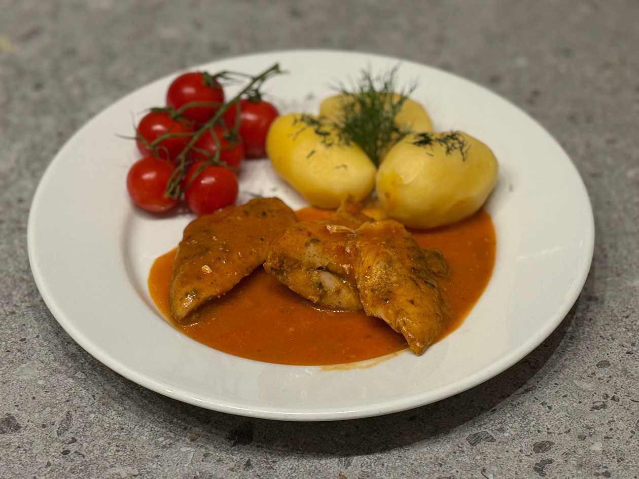 Polędwiczki z kurczaka w sosie pomidorowym