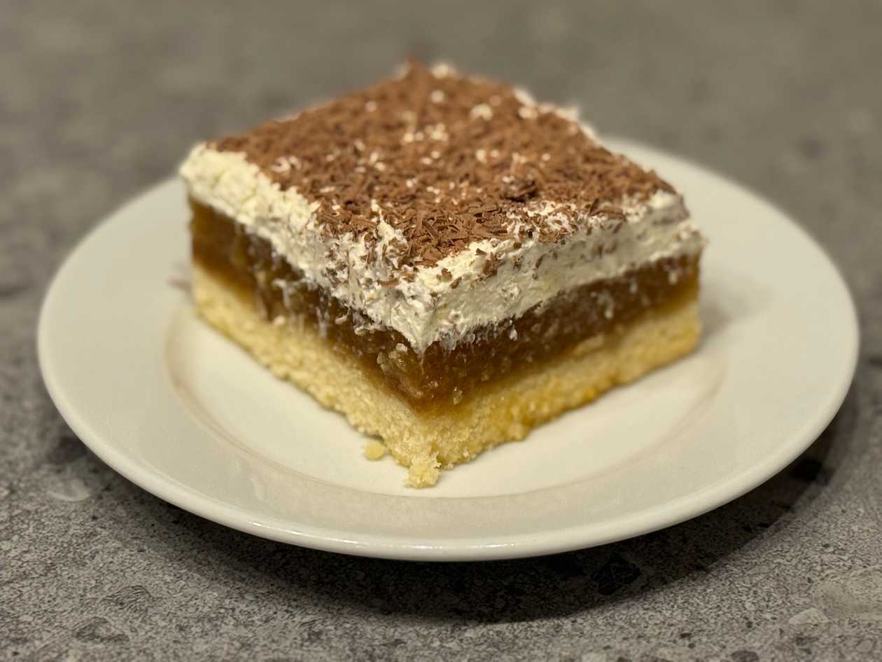 Biszkopt z prażonymi jabłkami pod pierzynką z serka mascarpone