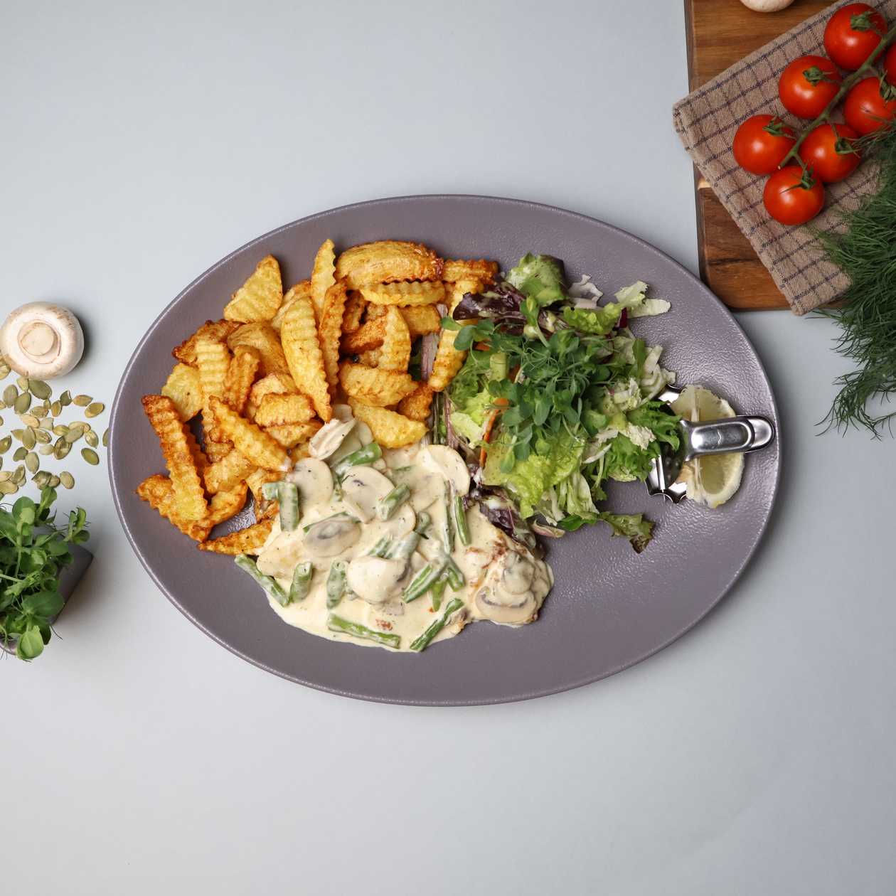 Baked zander in champignons sauce with green beans